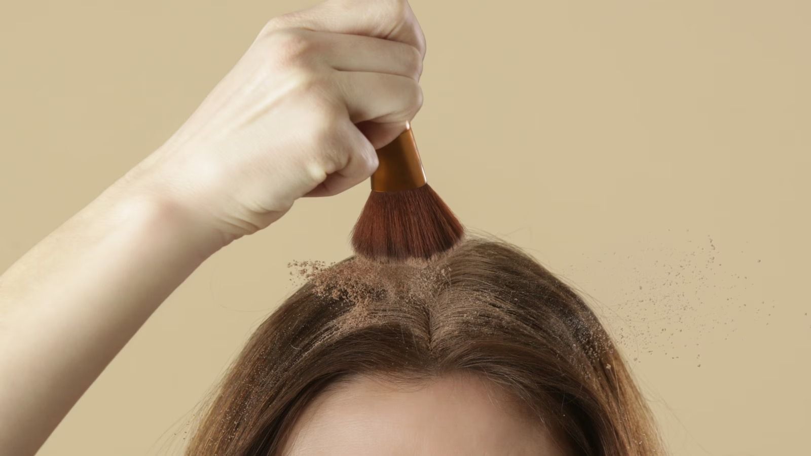 Dry shampoo (Image via Getty Images)