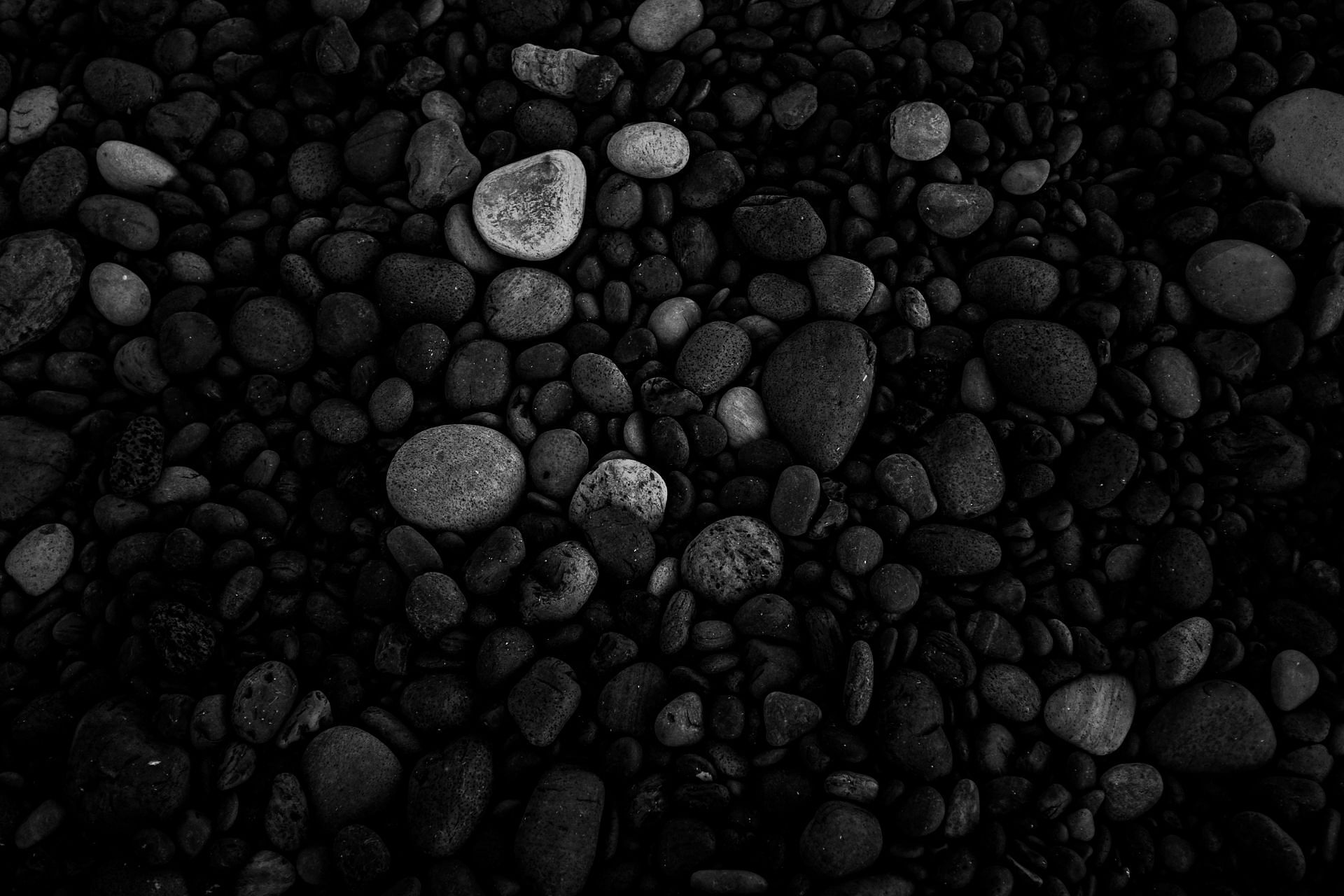 Black pebbles are usually preferred for this dish (Image via Unsplash/Adam Mechedal)