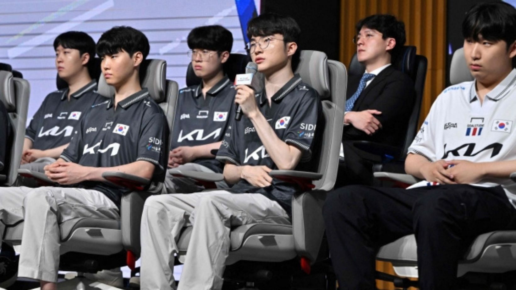 E-sports League of Legends team captain Lee Sang-hyeok and his team. (Image via AFP)
