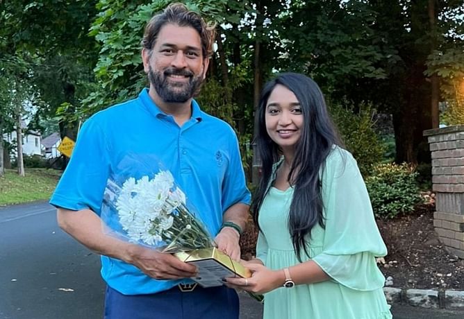 [Watch] MS Dhoni gives autographs and poses for pictures with his fans in US