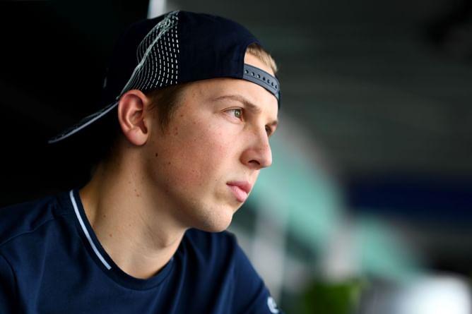 Liam Lawson explains how Daniel Ricciardo’s experience and presence in the pit box was a big help in his maiden Singapore Grand Prix