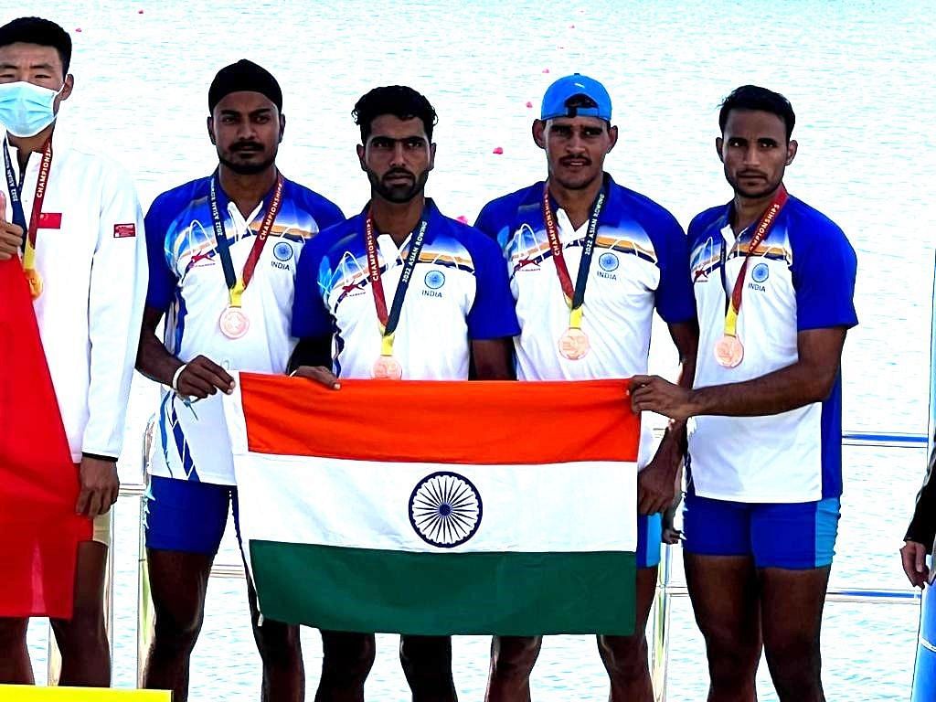 रोइंग में पुरुष 4 स्पर्धा में कांस्य पदक जीतने के बाद भारतीय टीम।
