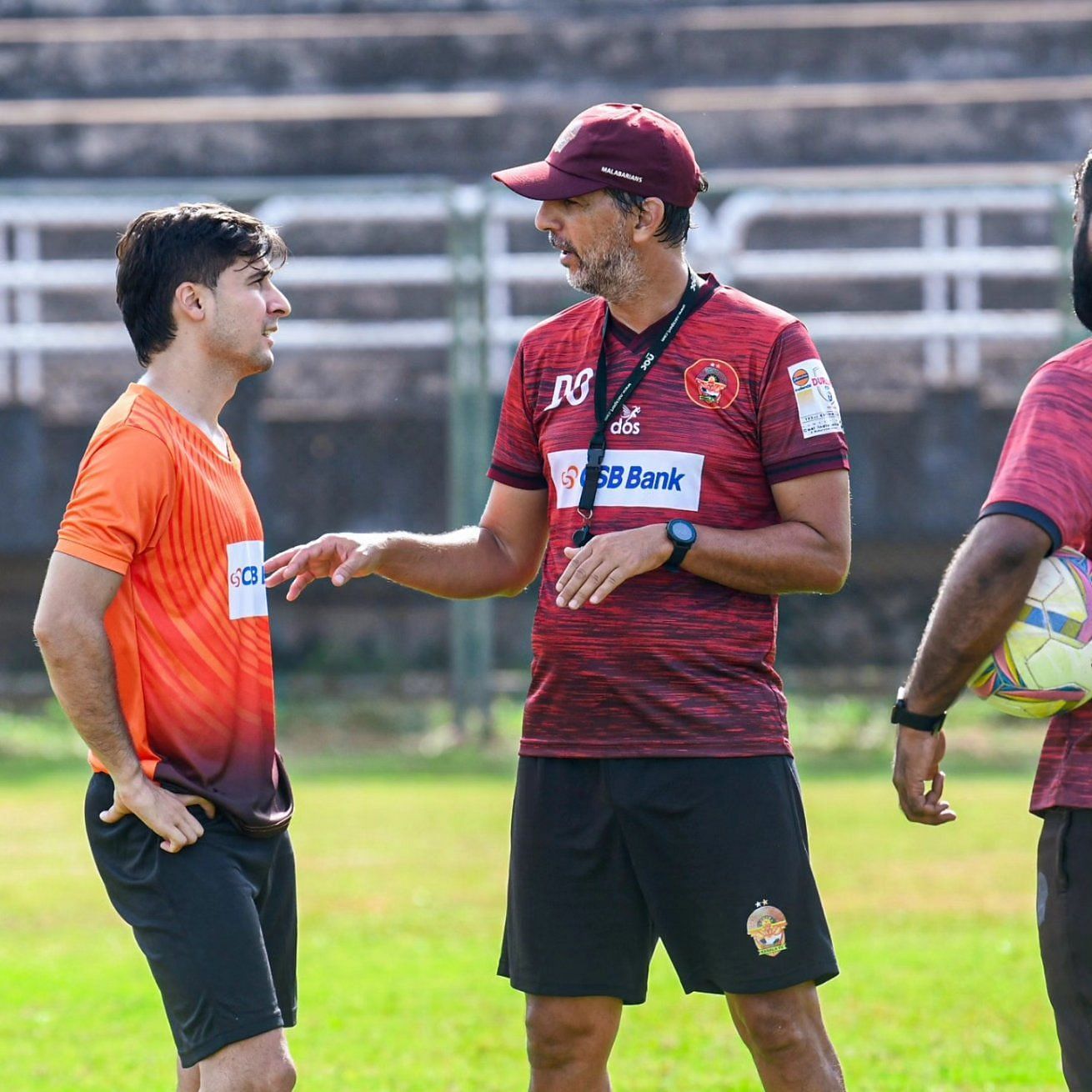 Domingo Oramas chatting with a player(Credits: Gokulam Kerala)