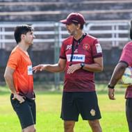 Domingo Oramas chatting with a player(Credits: Gokulam Kerala)