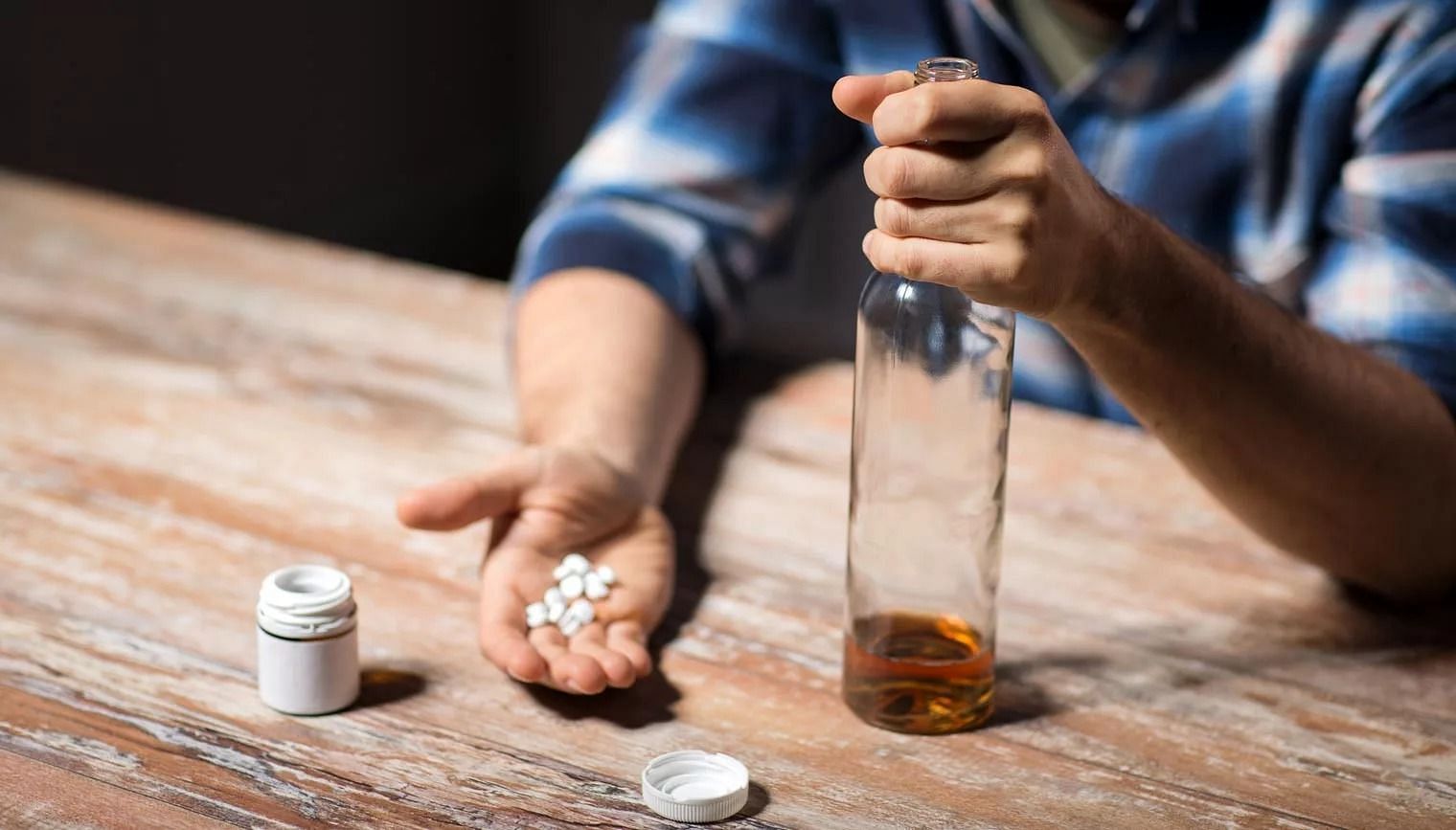 Muscle relaxers and alcohol (Image via Getty Images)