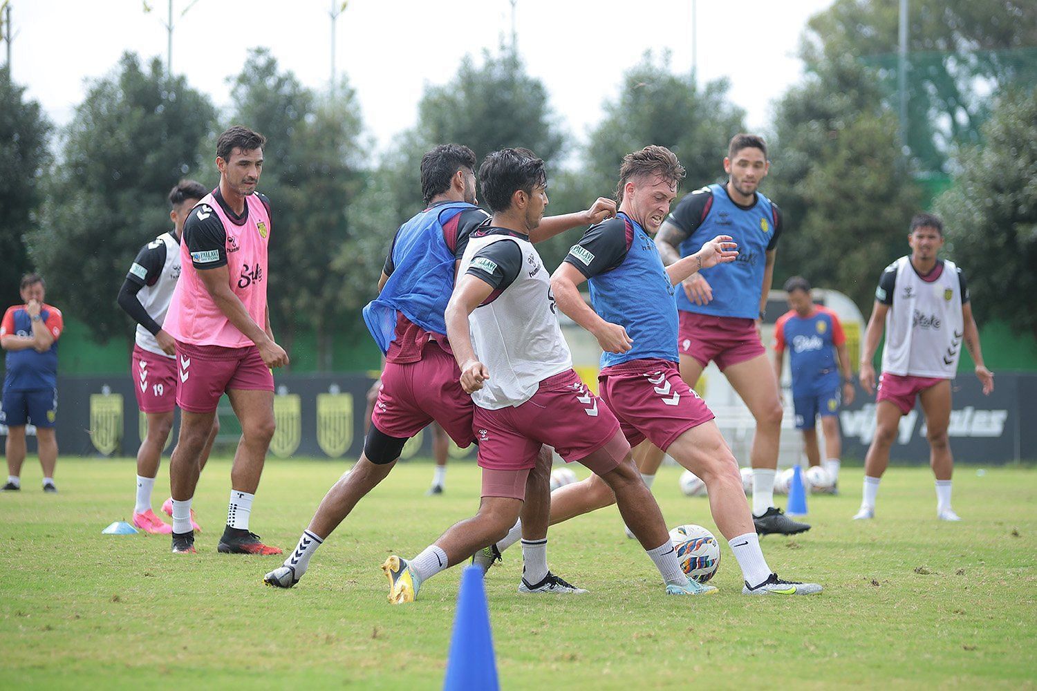 Hyderabad FC in training ahead of their visit to Kolkata. Hitesh Sharma is seen grappling for the ball with Joe Knowles in the foreground. (Credits: HFC)