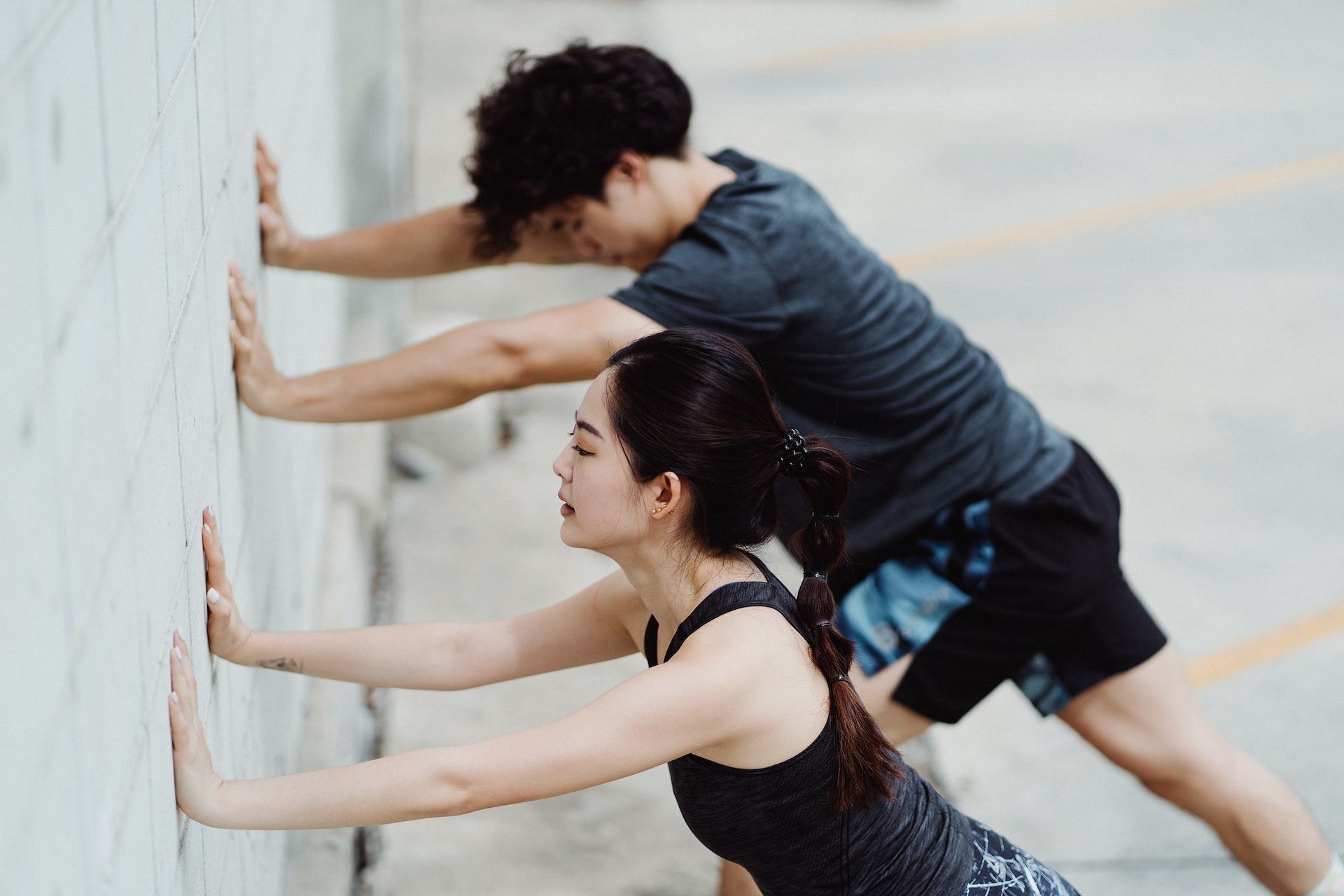 Calf stretch is one of the best stretches for bad knees. (Image via Pexels/Ketut Subiyanto)