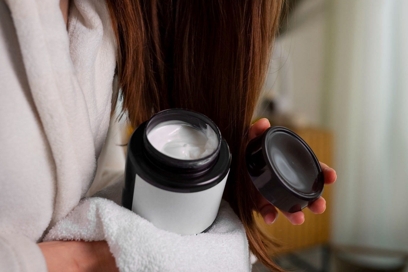 Overnight masks or DIY masks work well in nourishing hair. (Image by Freepik)