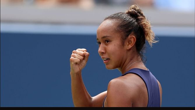 Watch: Leylah Fernandez walks over to crowd, personally delivers autographed ball to fan after 1R win at Guadalajara Open