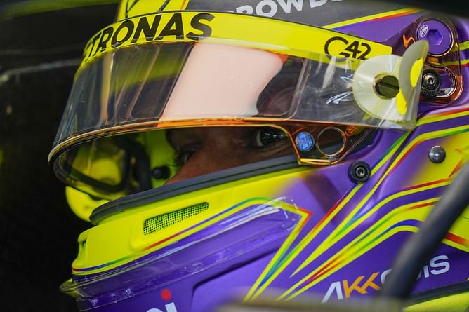 WATCH: Lewis Hamilton drives his Mercedes W14 with one hand while scratching his nose in the Singapore Grand Prix