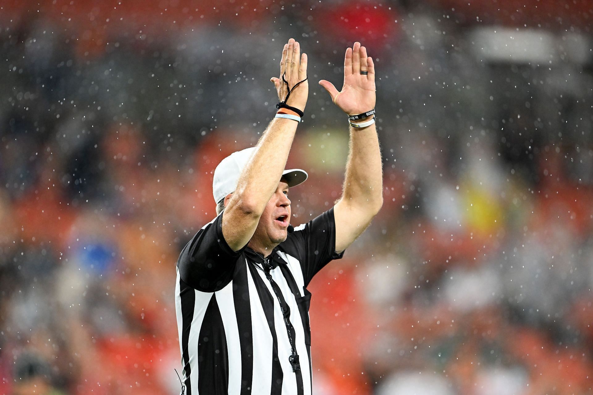 How much does a White Hat Referee get paid in the NFL?