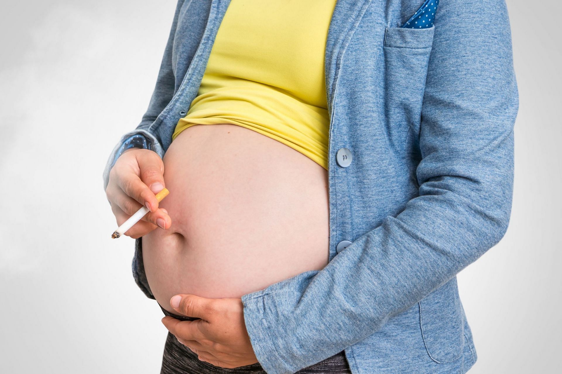 Smoking in pregnancy (Image via Getty Images/andriano-cz)