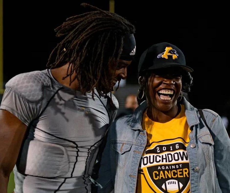 Najee Harris with his mother, Tianna