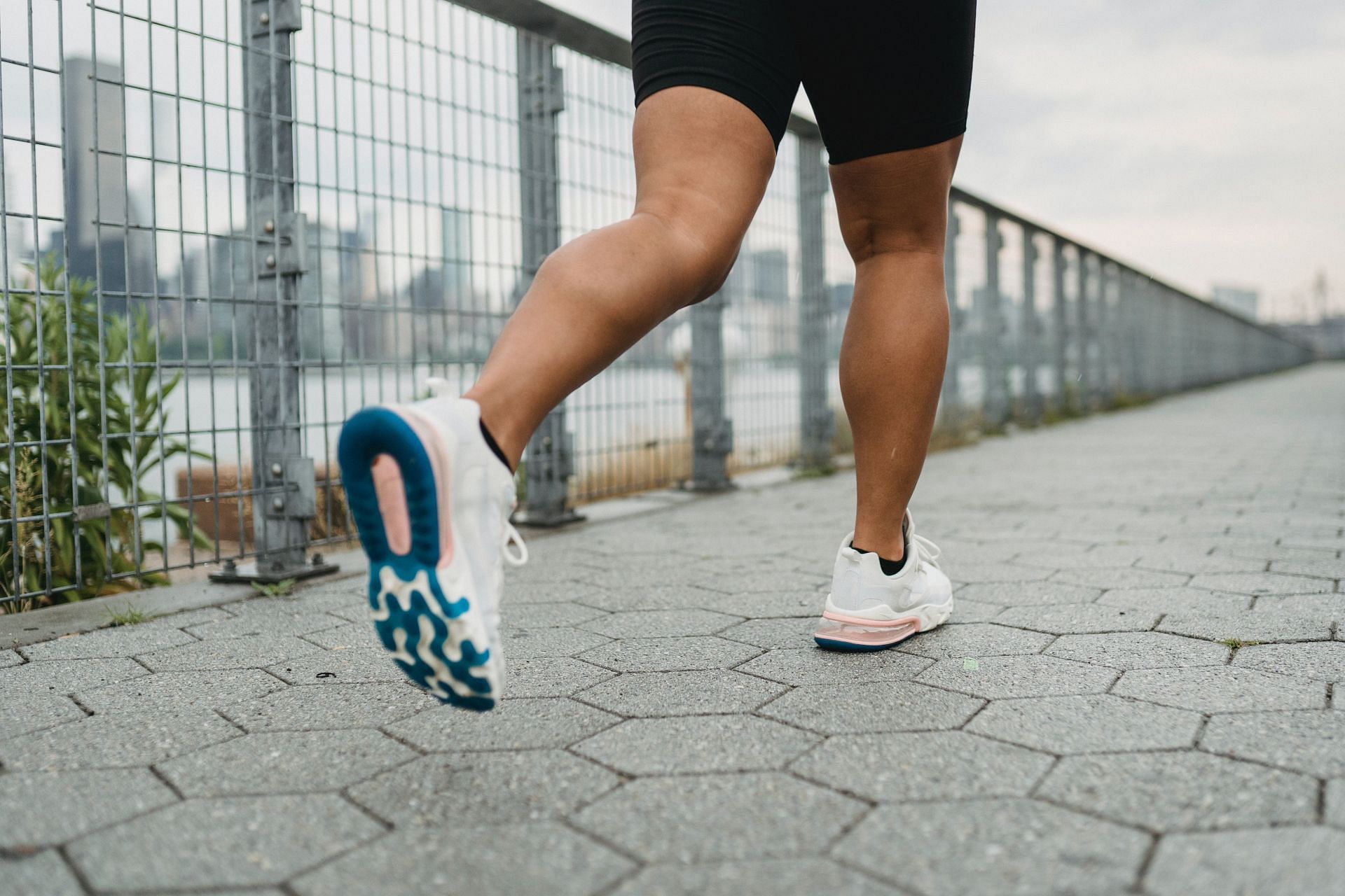 Reasons why you feel tightness in legs. (Image credits: Pexels/ Ketut Subinyato)