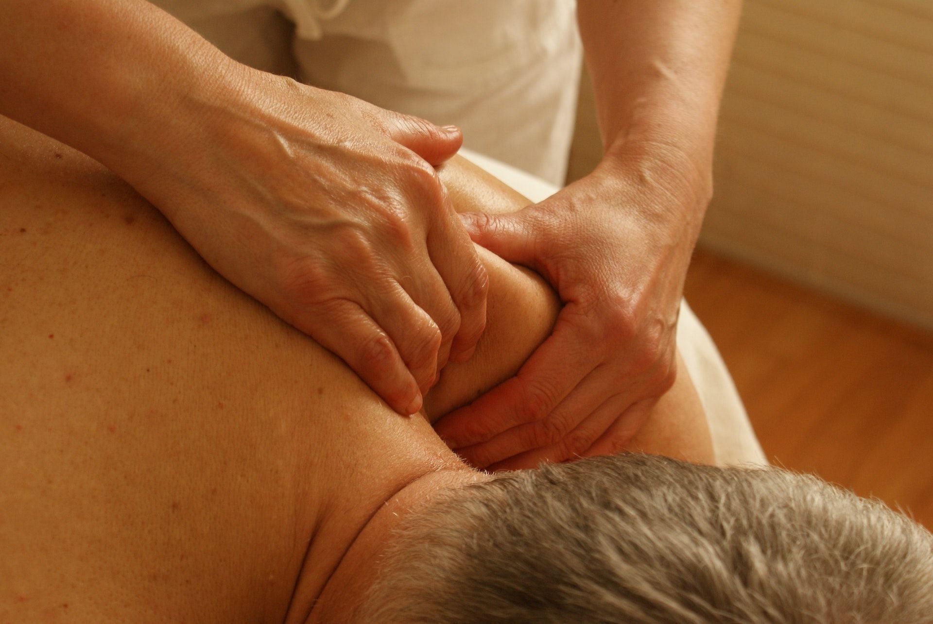 The benefits of deep tissue massage include reducing chronic pain. (Image via Pexels/Pixabay)