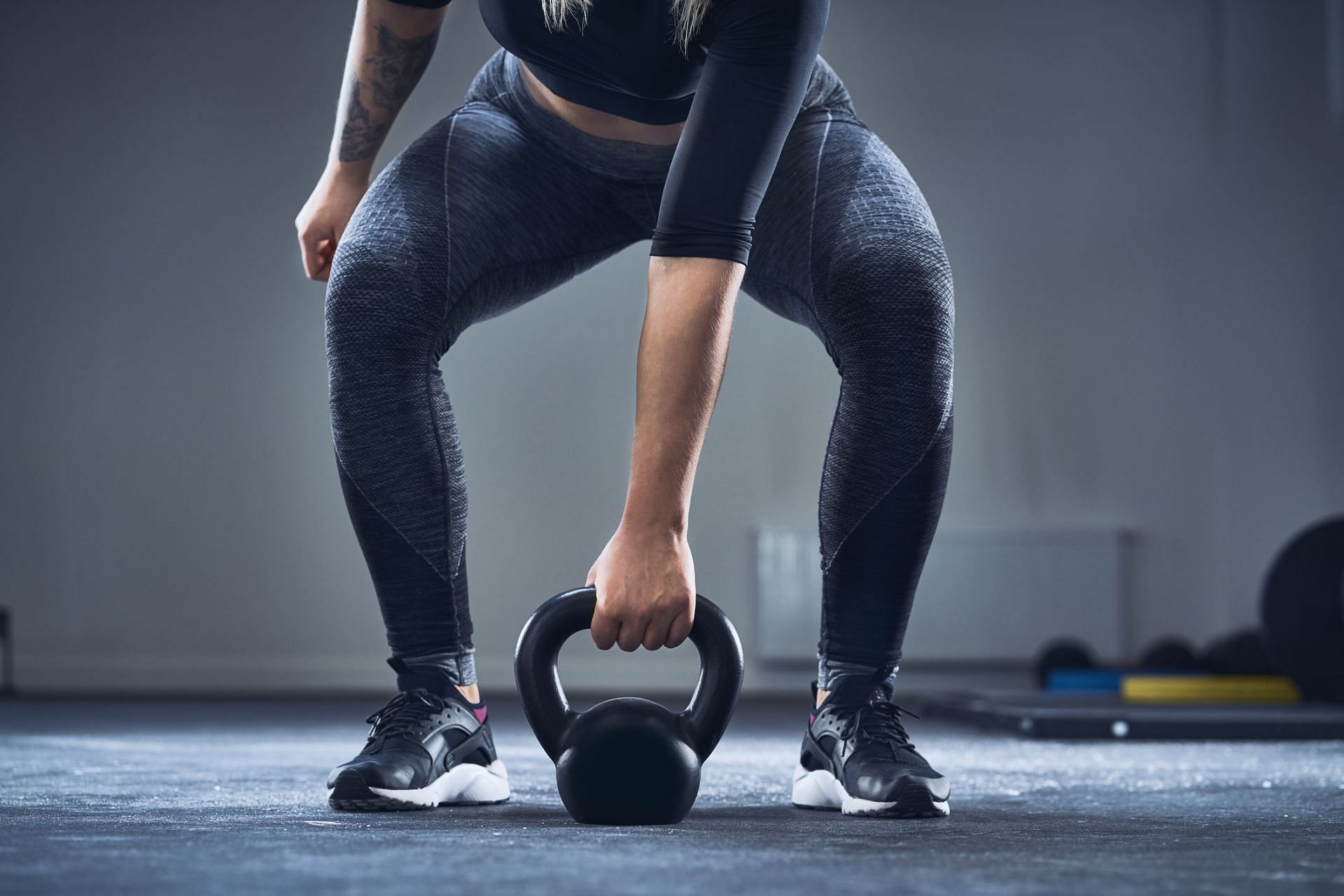 Kettlebell workout (Image via Getty Images/Westend61)