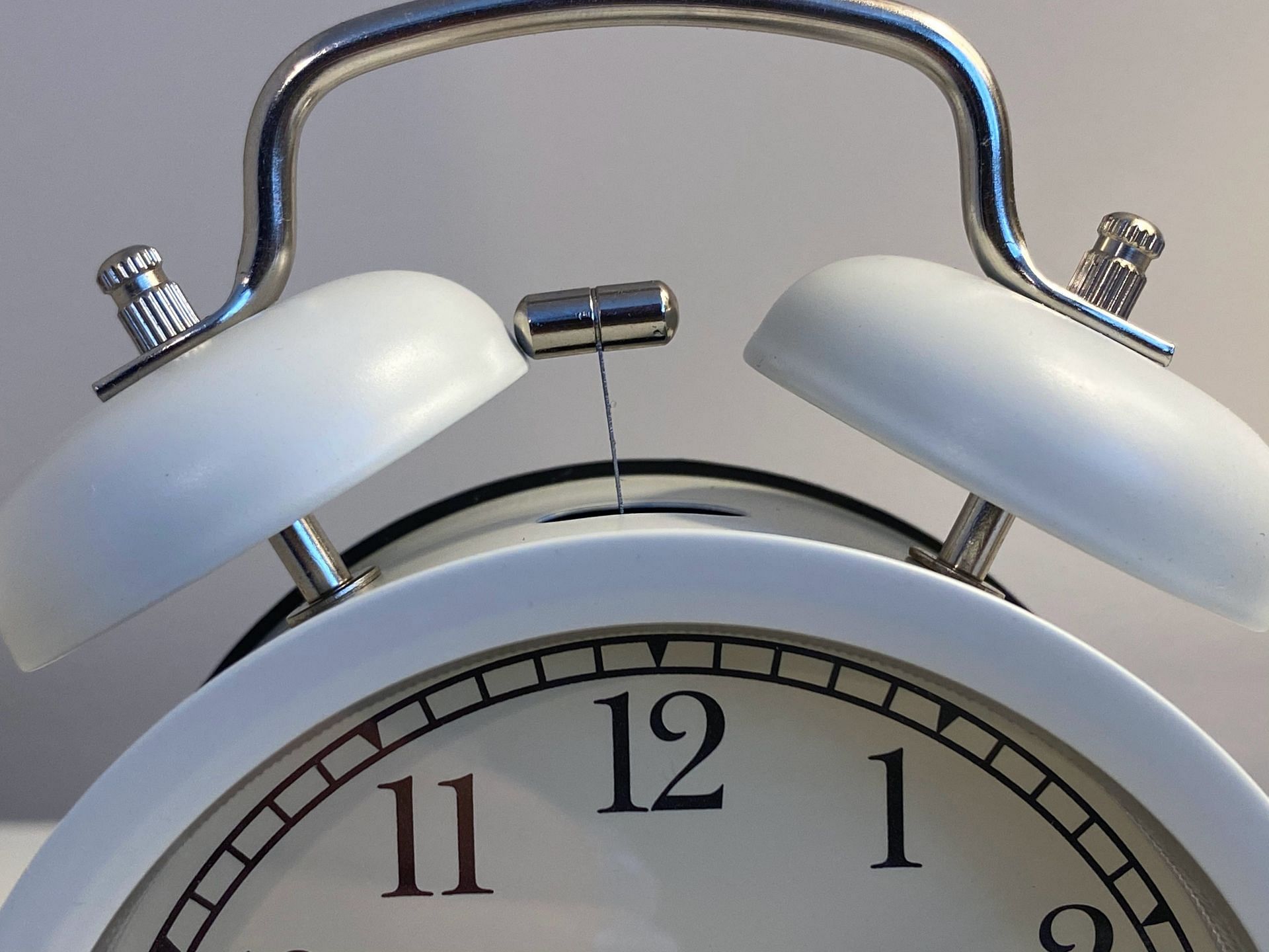 Snooze can actually help us in waking up (Image via Unsplash/ Catherine Hughes)