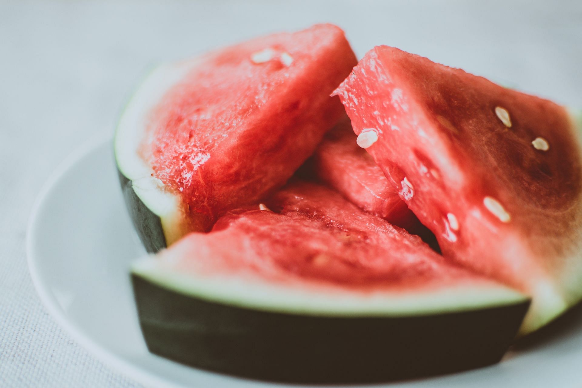 Benefits of Watermelon for reducing water weight (image sourced via Pexels / Photo by Lisa Fotios)