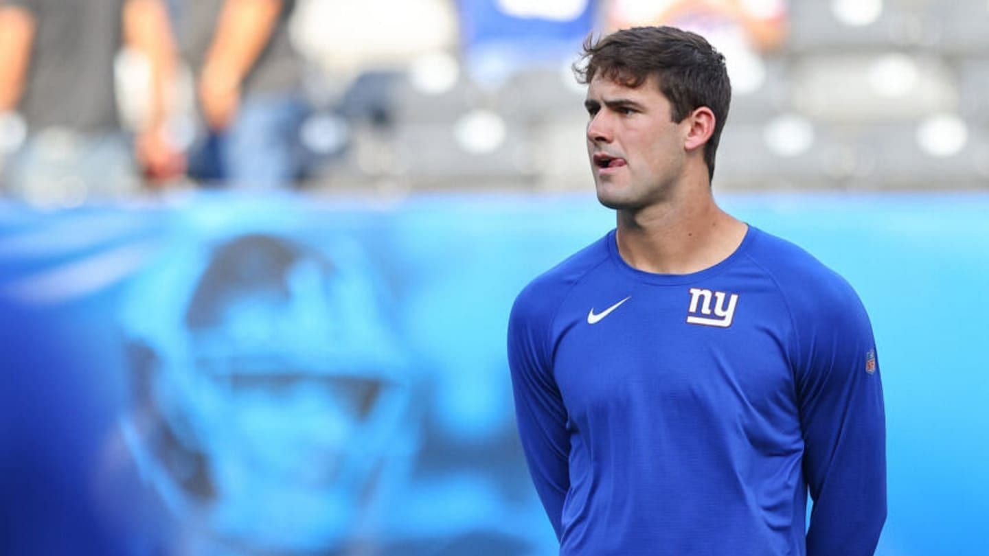 Giants' QB Daniel Jones suffered a neck injury and is OUT for the remainder  of the game.