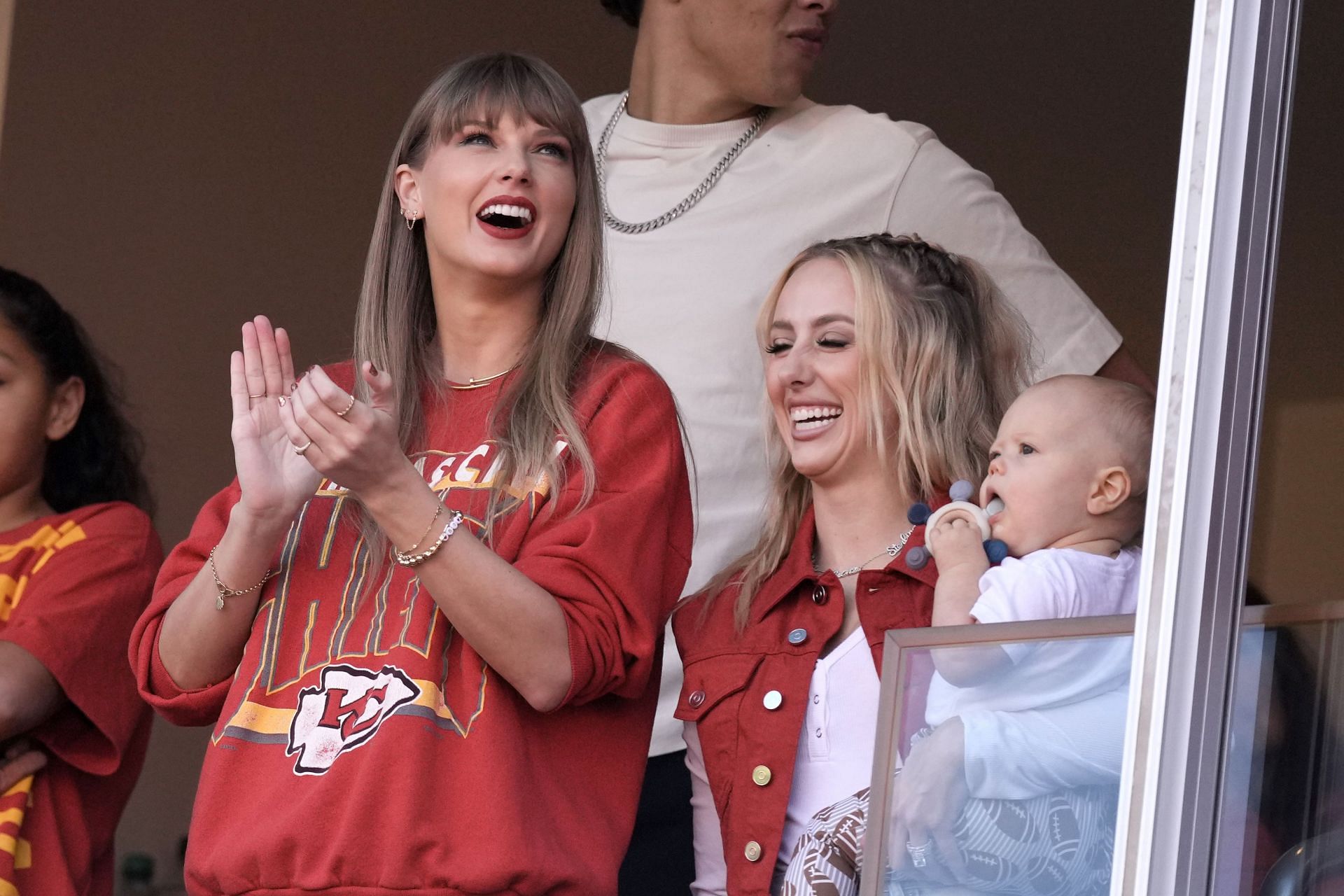 Taylor Swift supporting Travis Kelce