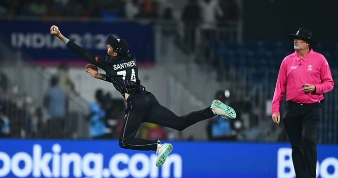 CWC 2023 : मिचेल सैंटनर ने हवा में दिखाया अपनी फील्डिंग का जलवा, पेश की 'कैच ऑफ द टूर्नामेंट' की दावेदारी
