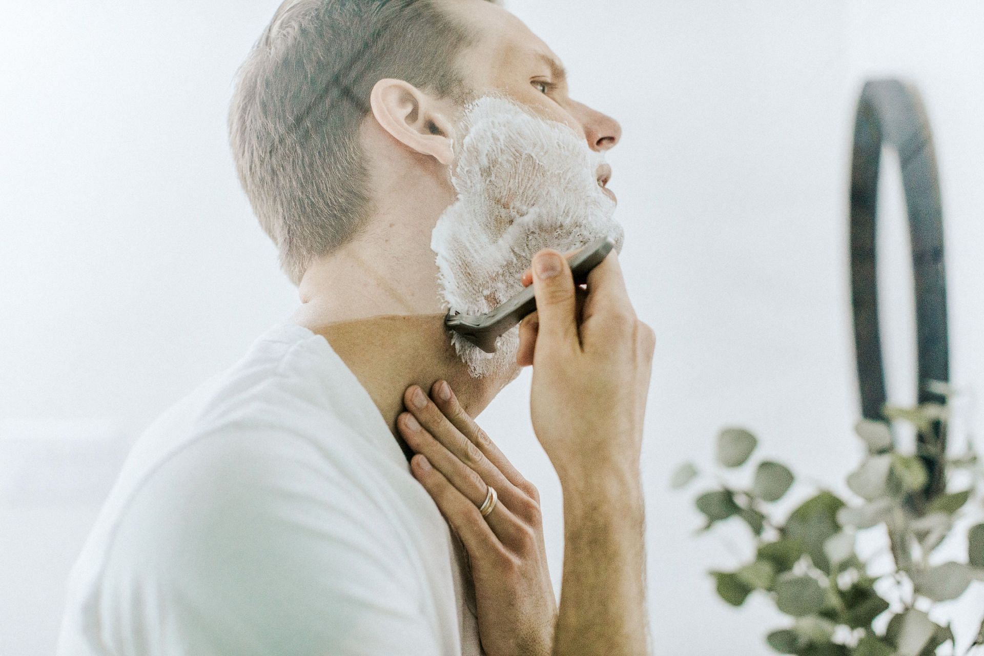 Safest way to shave your face (Image via Unsplash/Supply)