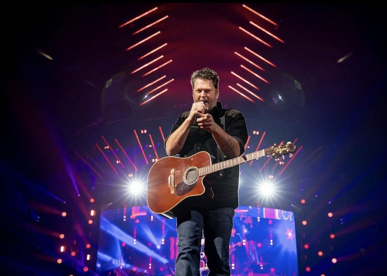 Blake Shelton performing (Image via Instagram/@blakeshelton)