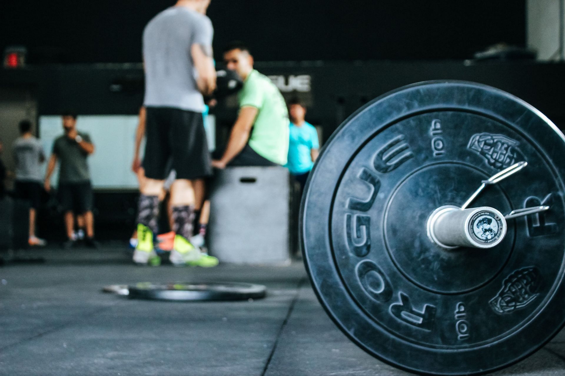 Lifting weights (Image via Pexels/Victor Frietas)