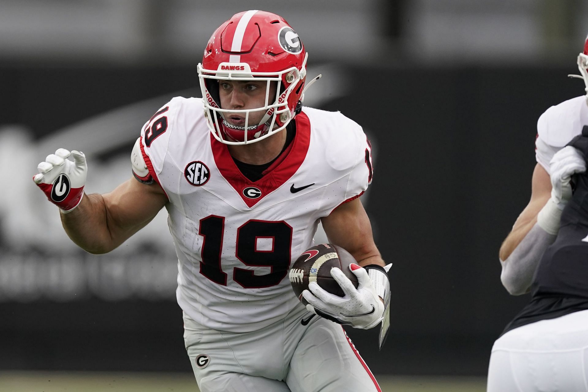 Georgia Vanderbilt Football: Georgia tight end Brock Bowers (19) runs with the ball after a catch against Vanderbilt in the first half of an NCAA college football game Saturday, Oct. 14, 2023, in Nashville, Tenn. (AP Photo/George Walker IV)