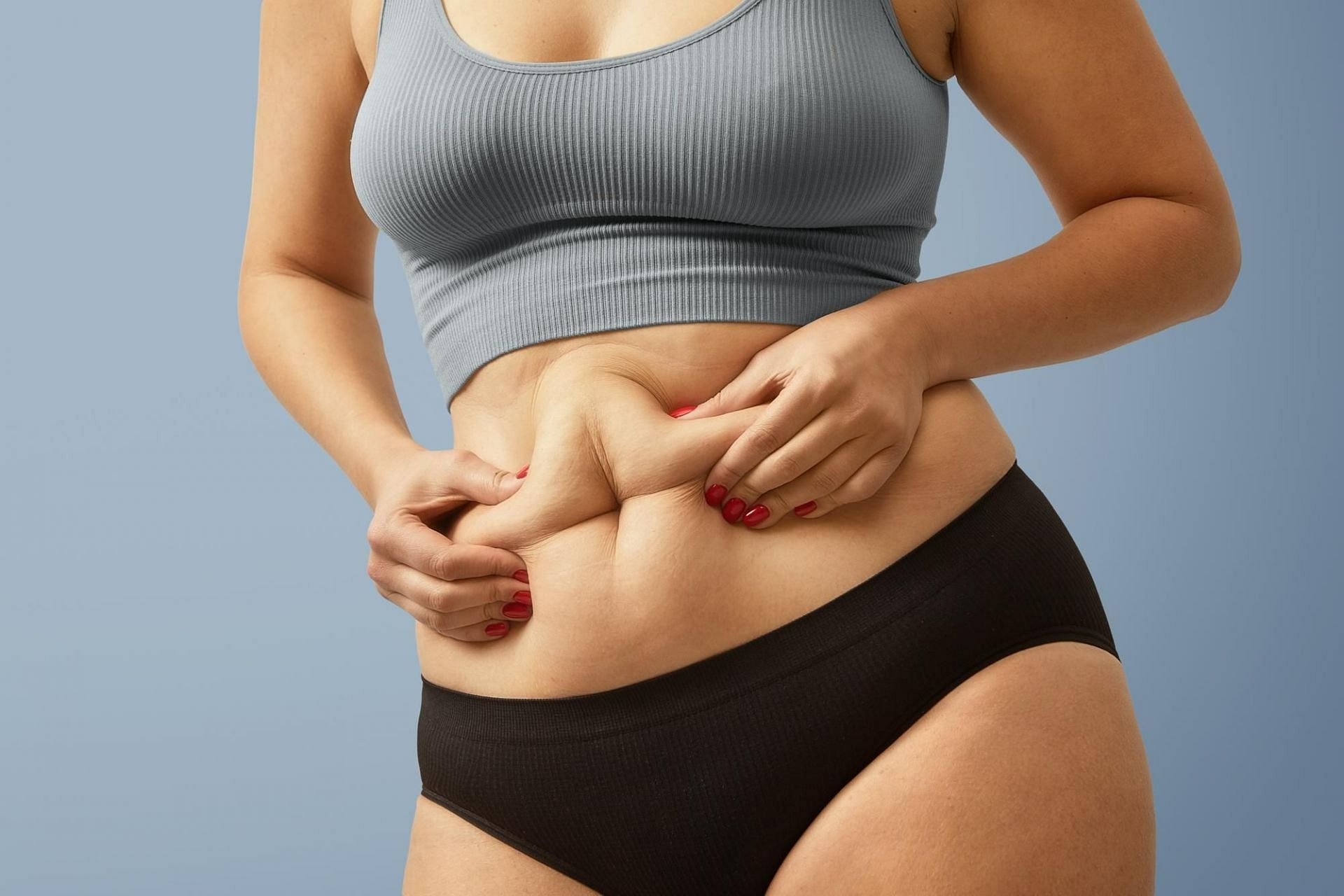 Apron belly is a condition where excess skin is hanging down the abdomen (Image by Anastasia Kazakova on Freepik)