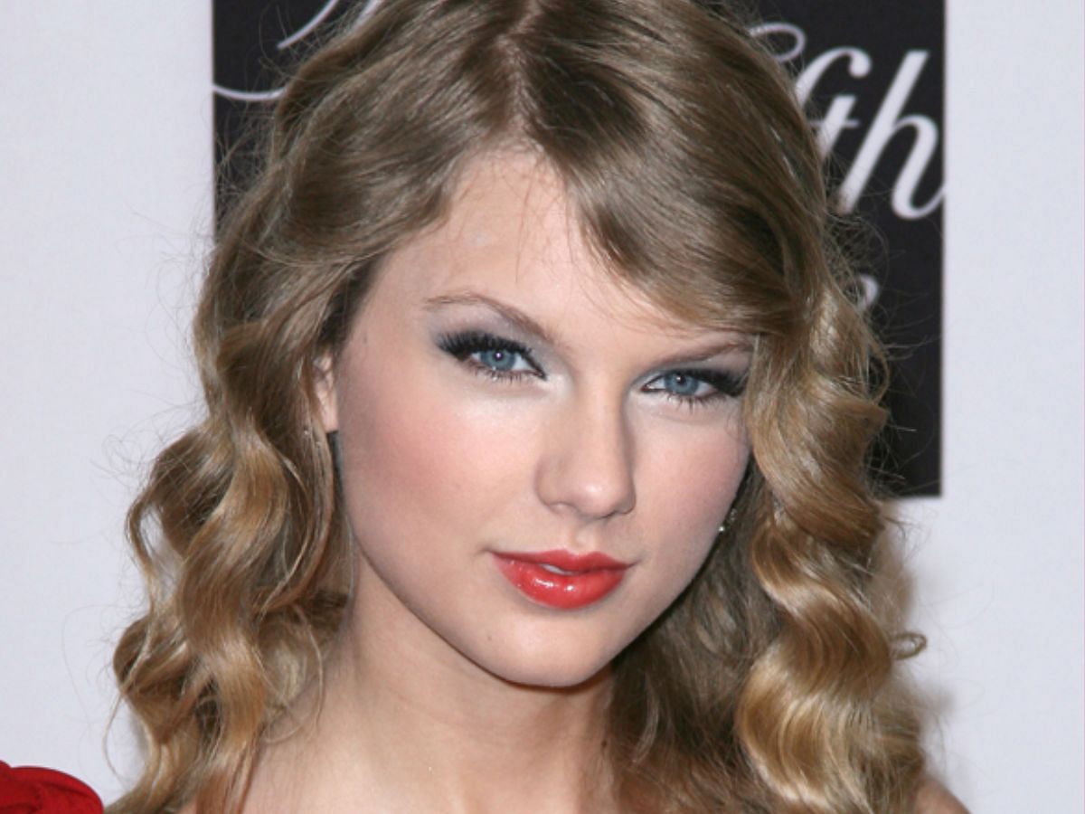 Taylor&#039;s Subtle red lips makeup look (Image via Getty Images)