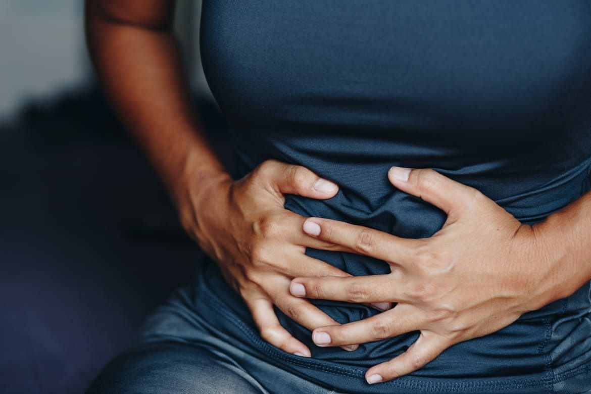 Stomach aches due to food poisoning (Image via Getty Images/Gorodenkorf)