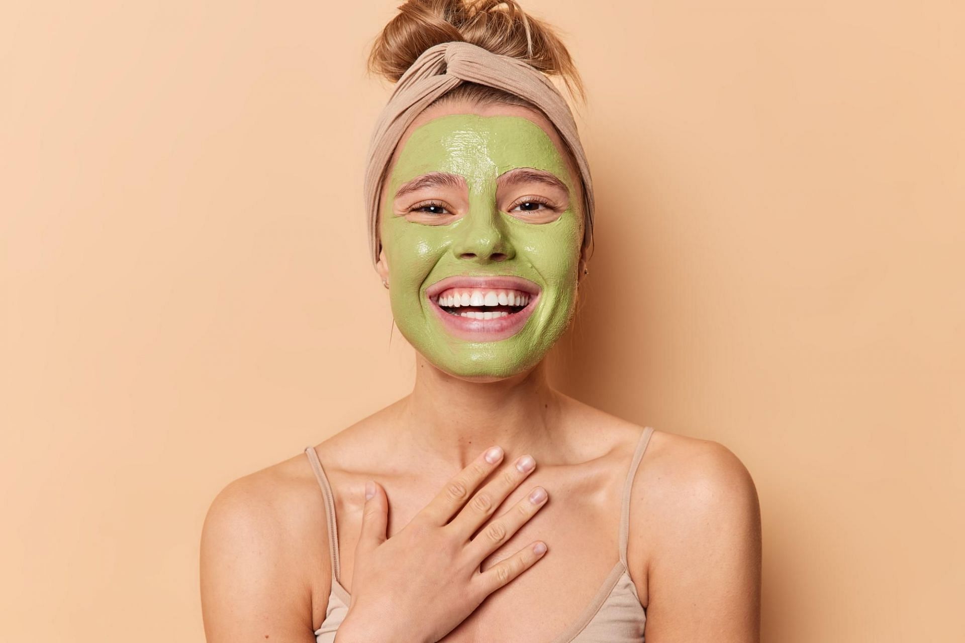 Matcha keeps the skin glowing. (Image via Freepik/wayhomestudio)