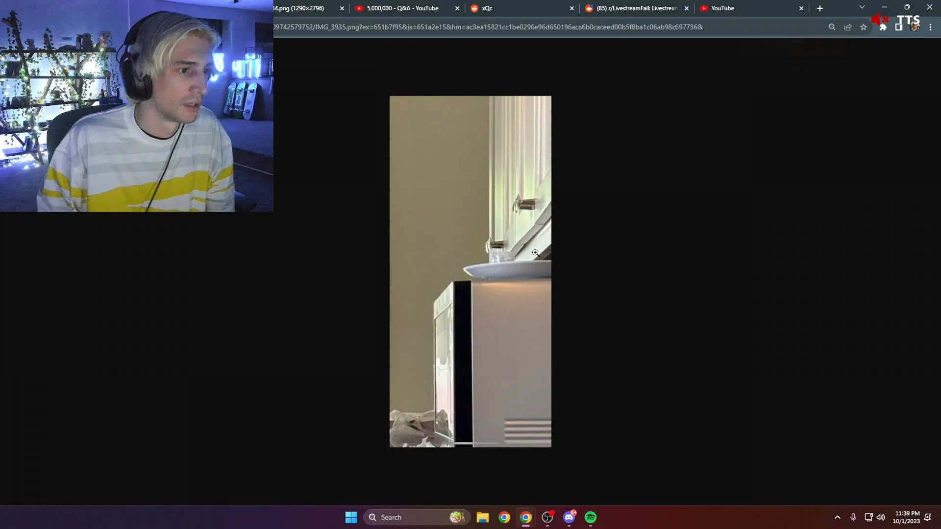Felix reveals a couple of pictures to explain how he took his medication (Image via Twitch)