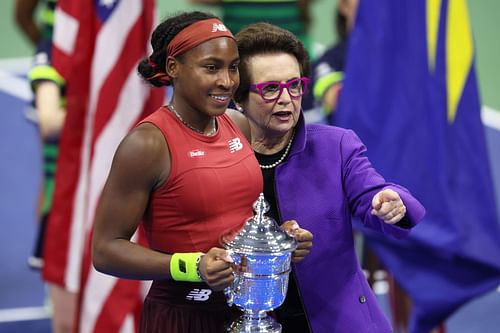 Billie Jean King presents the 2023 US Open women's singles trophy to Coco Gauff.