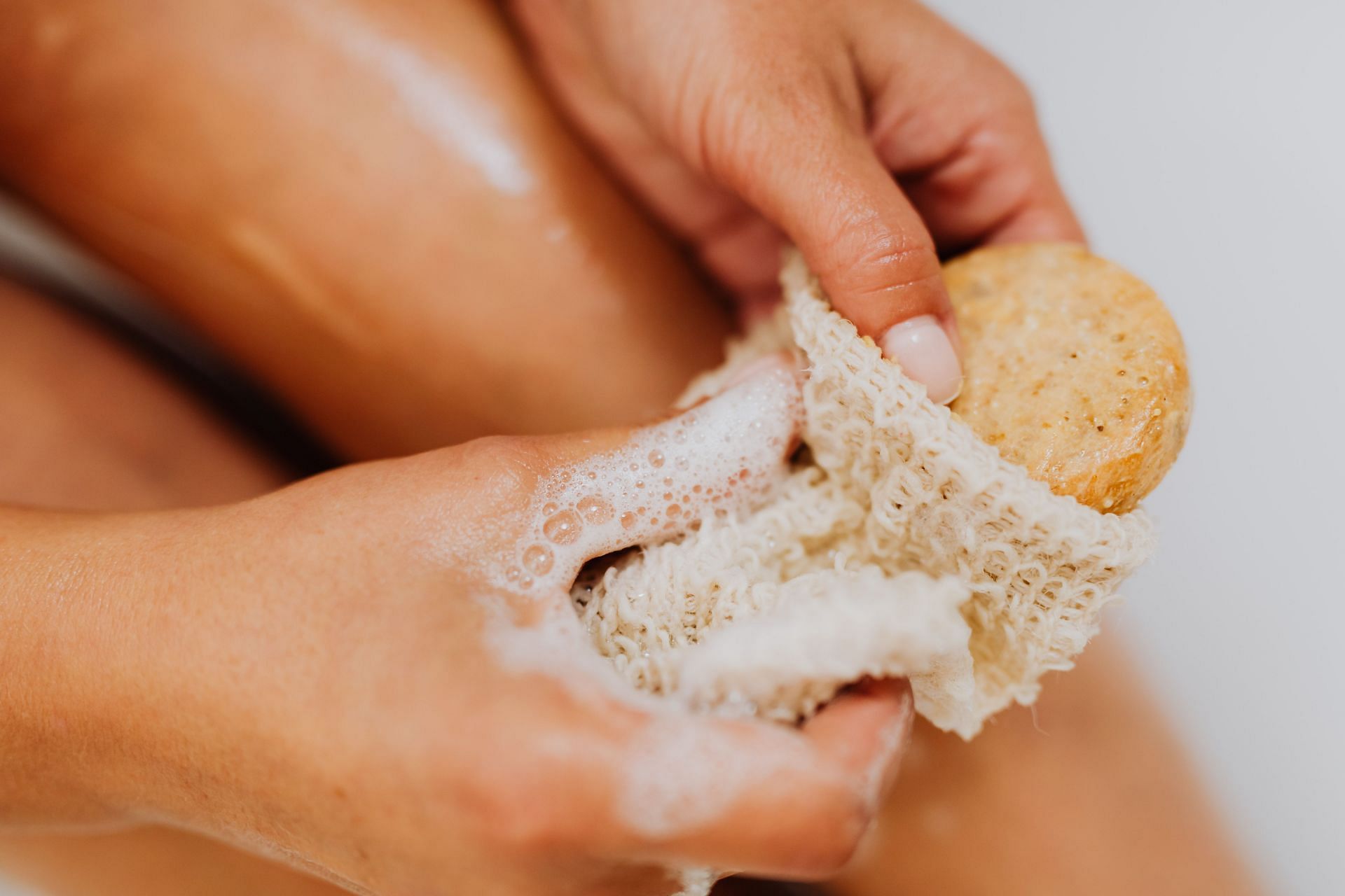 Oatmeal bath for smooth skin (Image via Pexels/ Karolina)