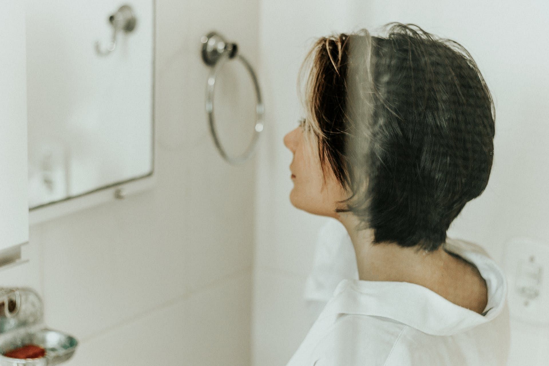 Exfoliates oily scalp (Image via Pexels/Vit&oacute;ria Santos)