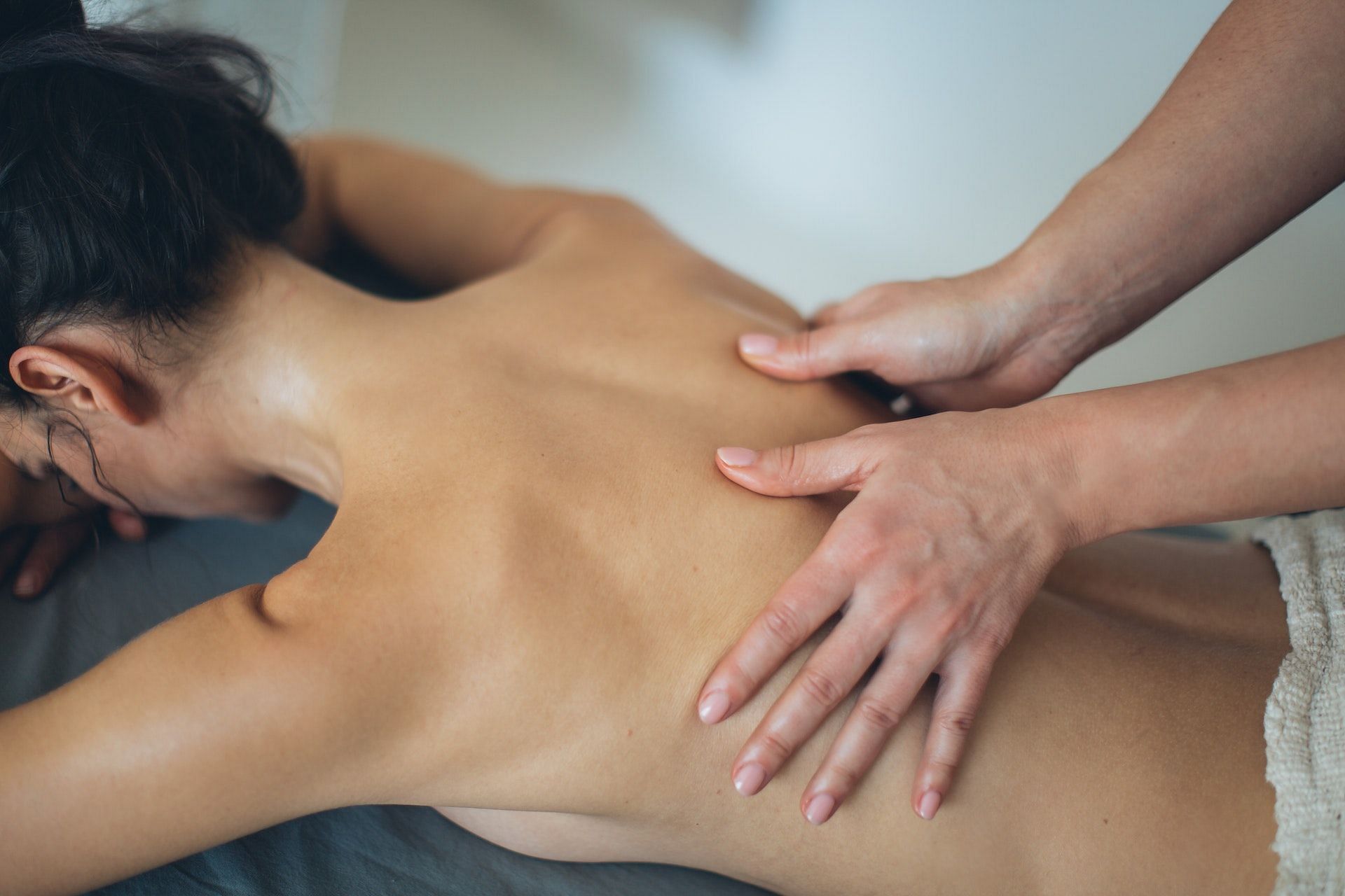 Deep tissue massage improves the range of motion. (Image via Pexels/Elina Fairytale)