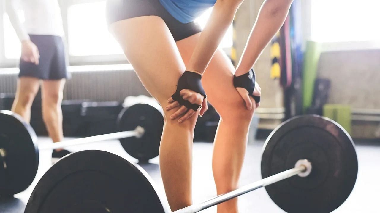 Lifting weights (Image via Pexels/Victor Frietas)