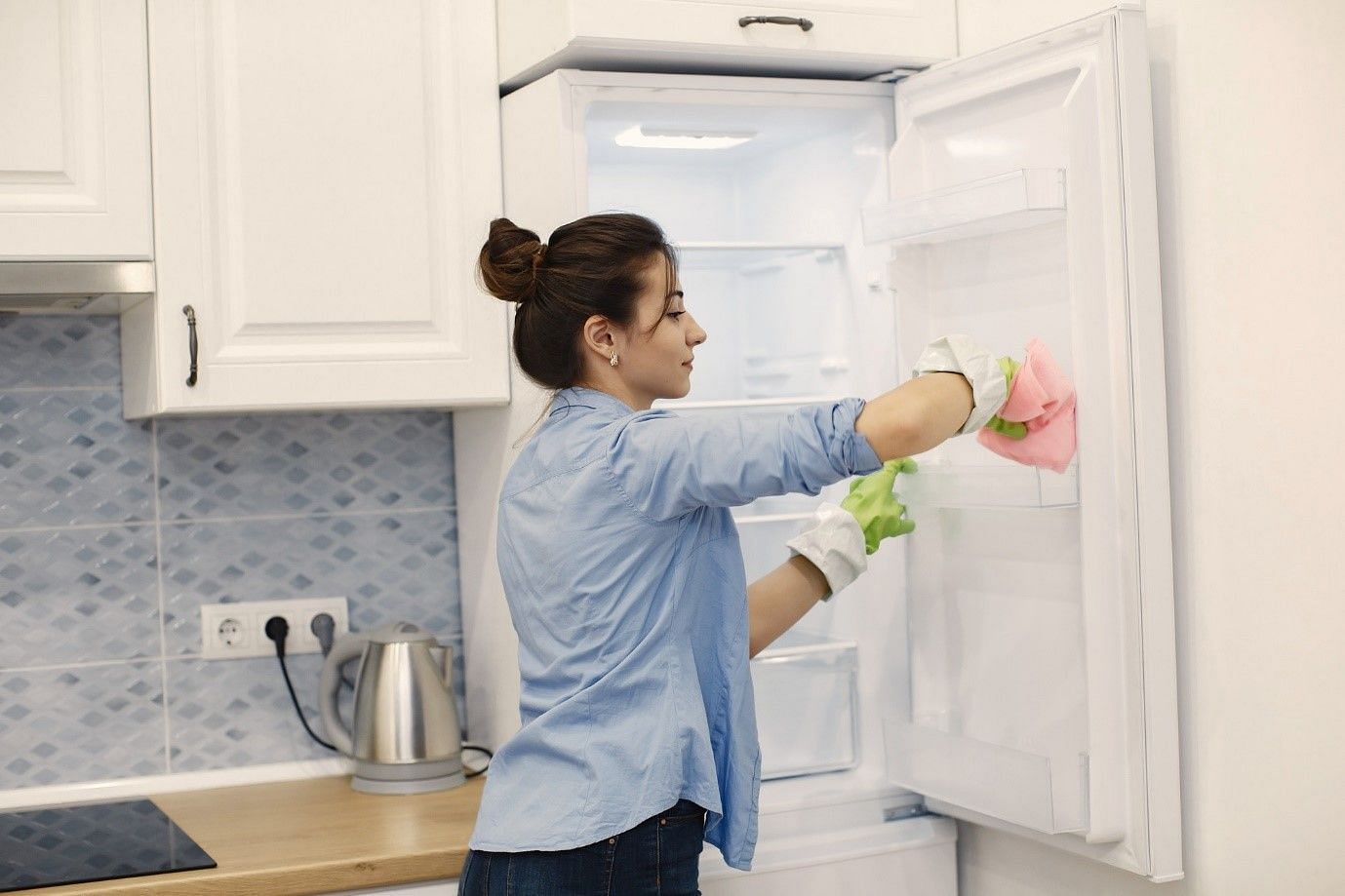 Deep clean the fridge at least 3 times a year (Image by Prostooleh on Freepik)