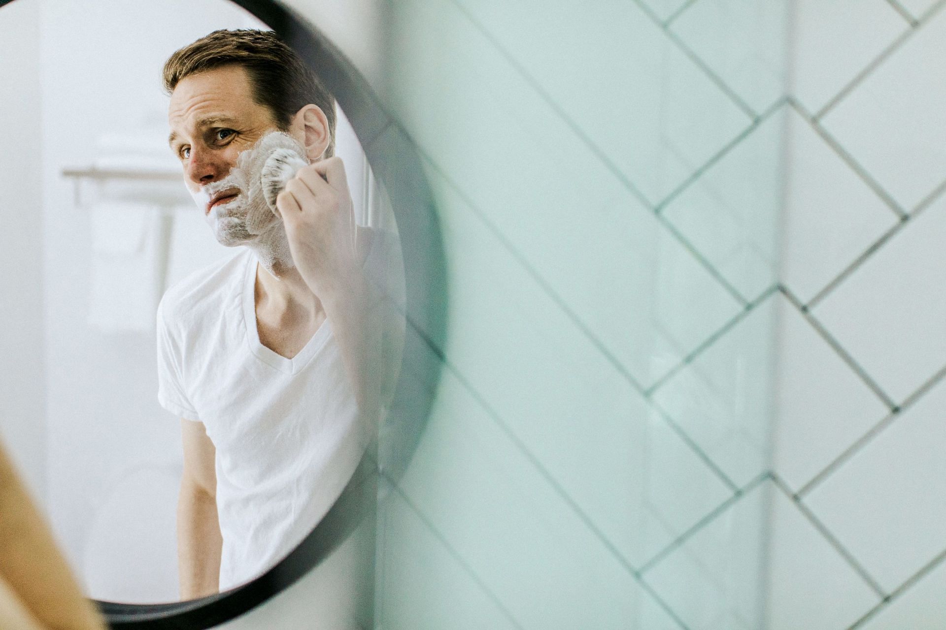 Safest way to shave your face (Image via Unsplash/Supply)