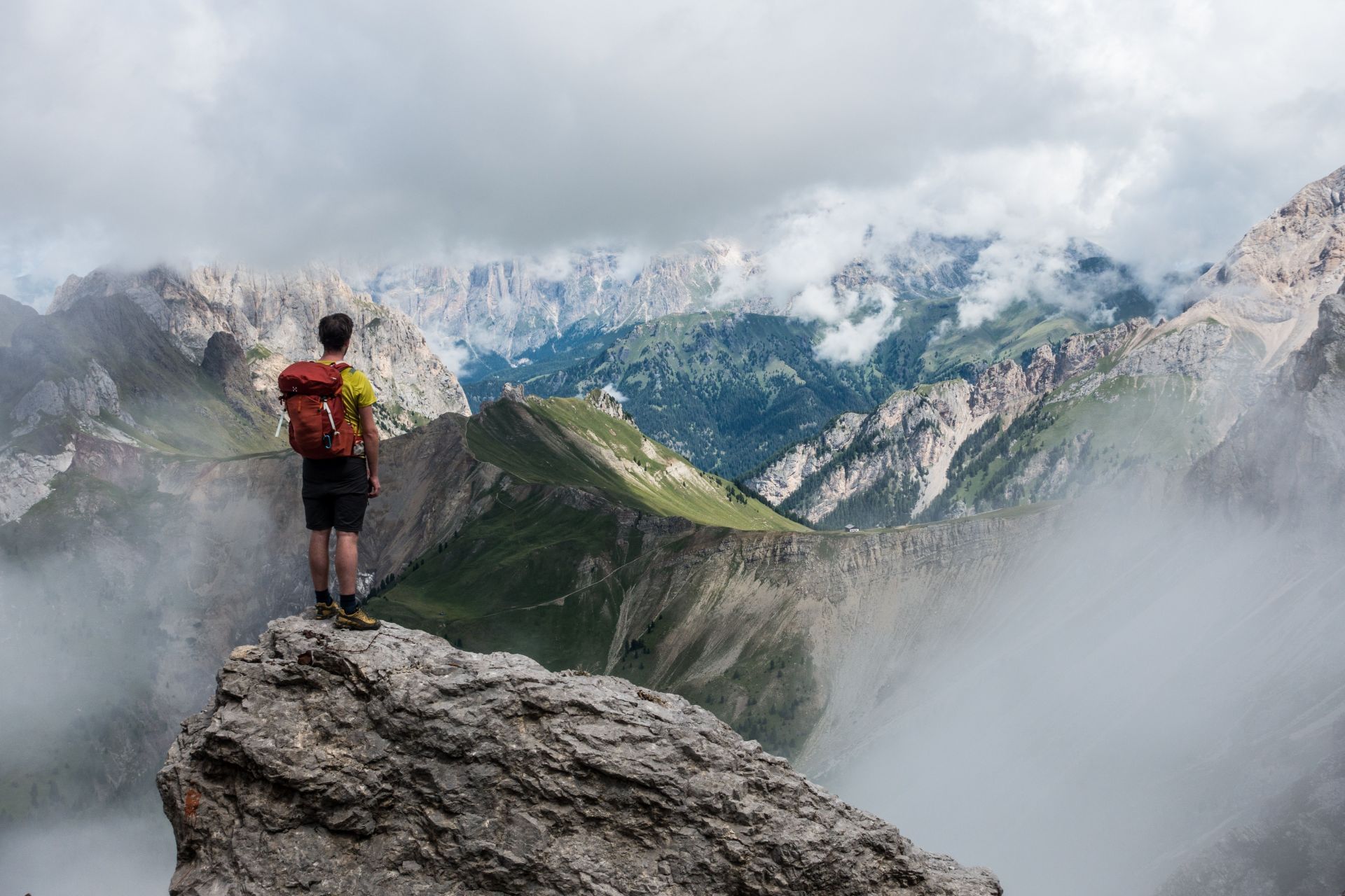 Trekking (Image via Unsplash/Lucas Clara)