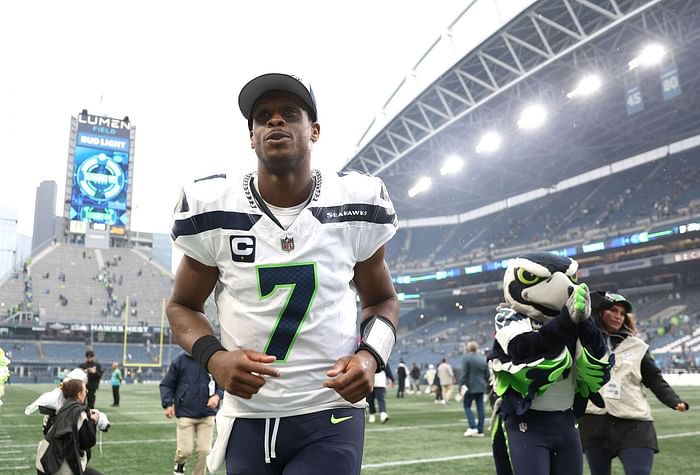 Seahawks QB Geno Smith rejoins game after knee injury