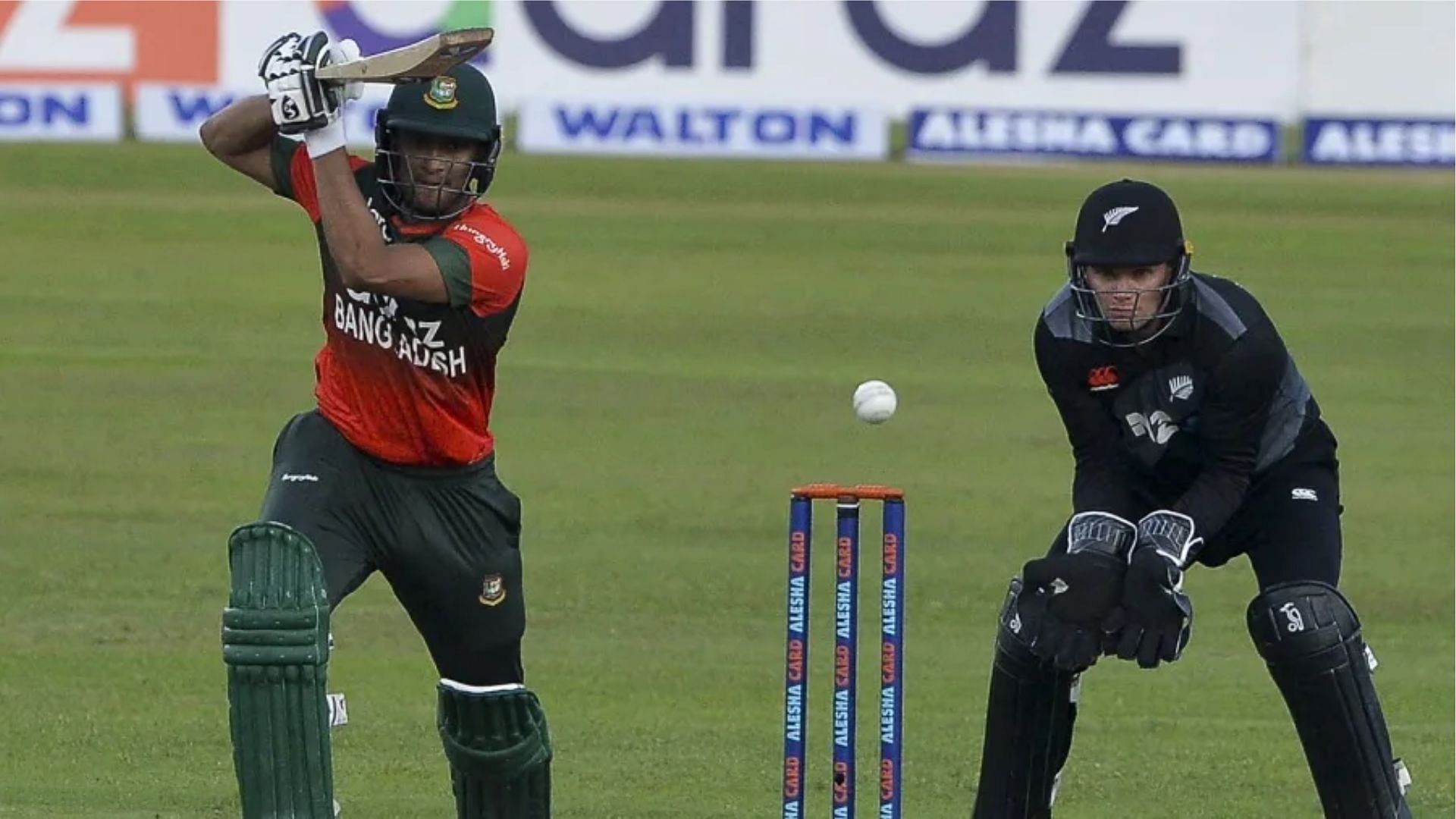 Will Shakib Al Hasan (left) inspire Bangladesh to a surprise win? (Image Courtesy: espncricinfo.com)