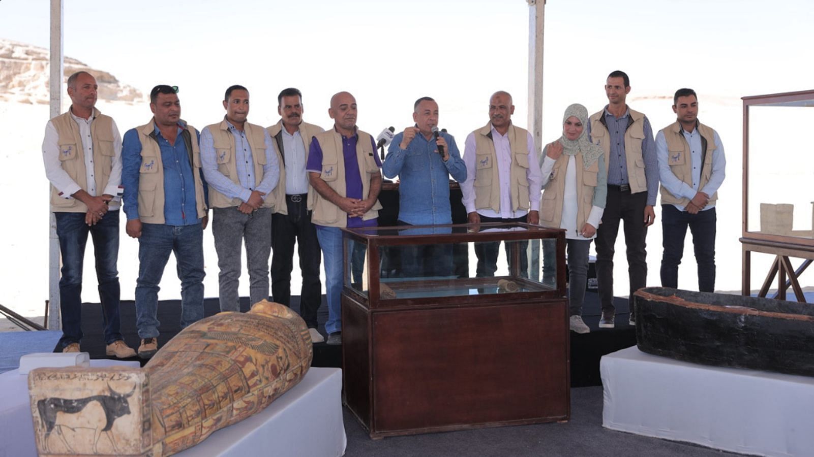 The press conference featuring some of the finds (Image via Ministry of Tourism and Antiques, Egypt)