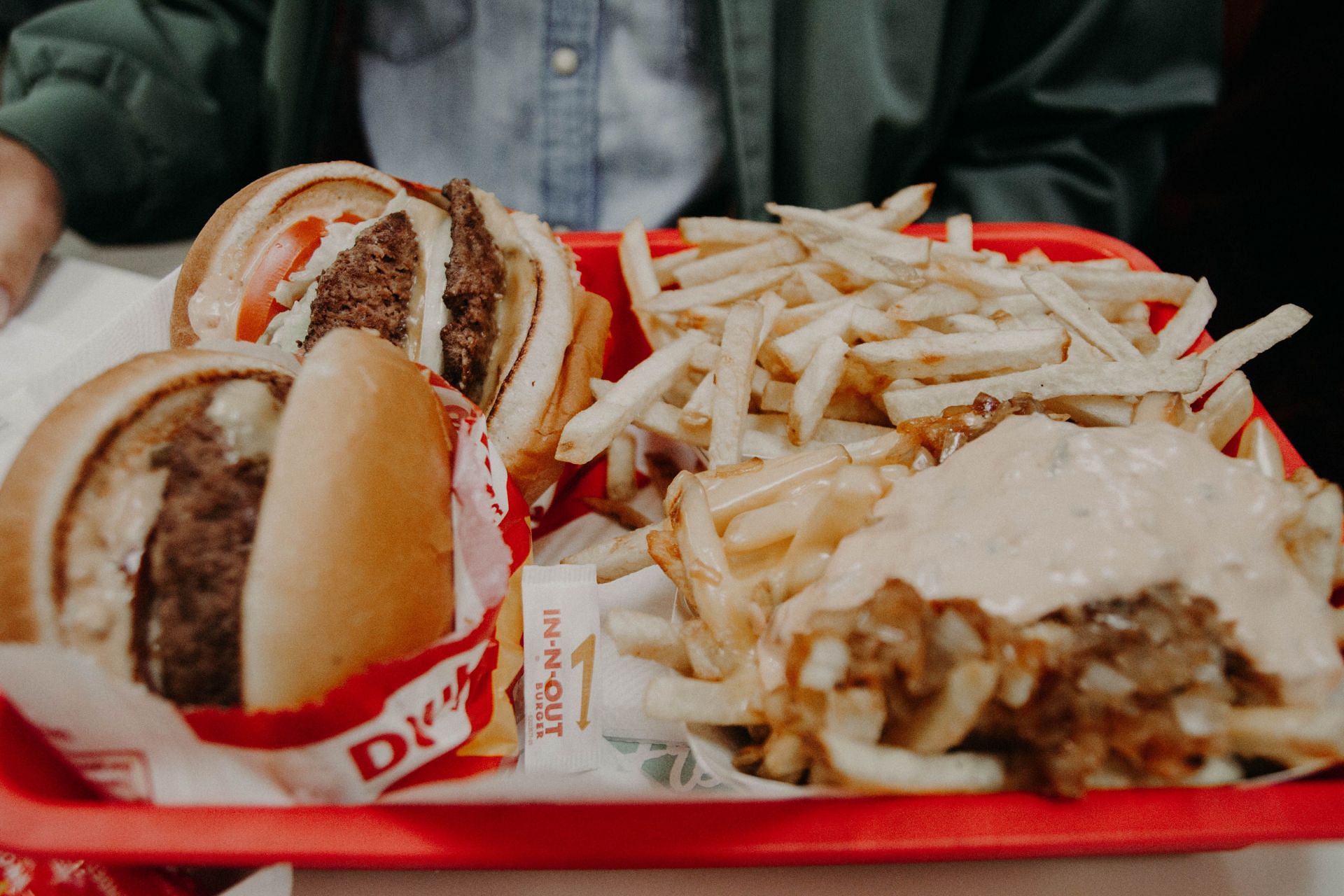 Unhealthy eating habits (Image via Unsplash/Kenny)