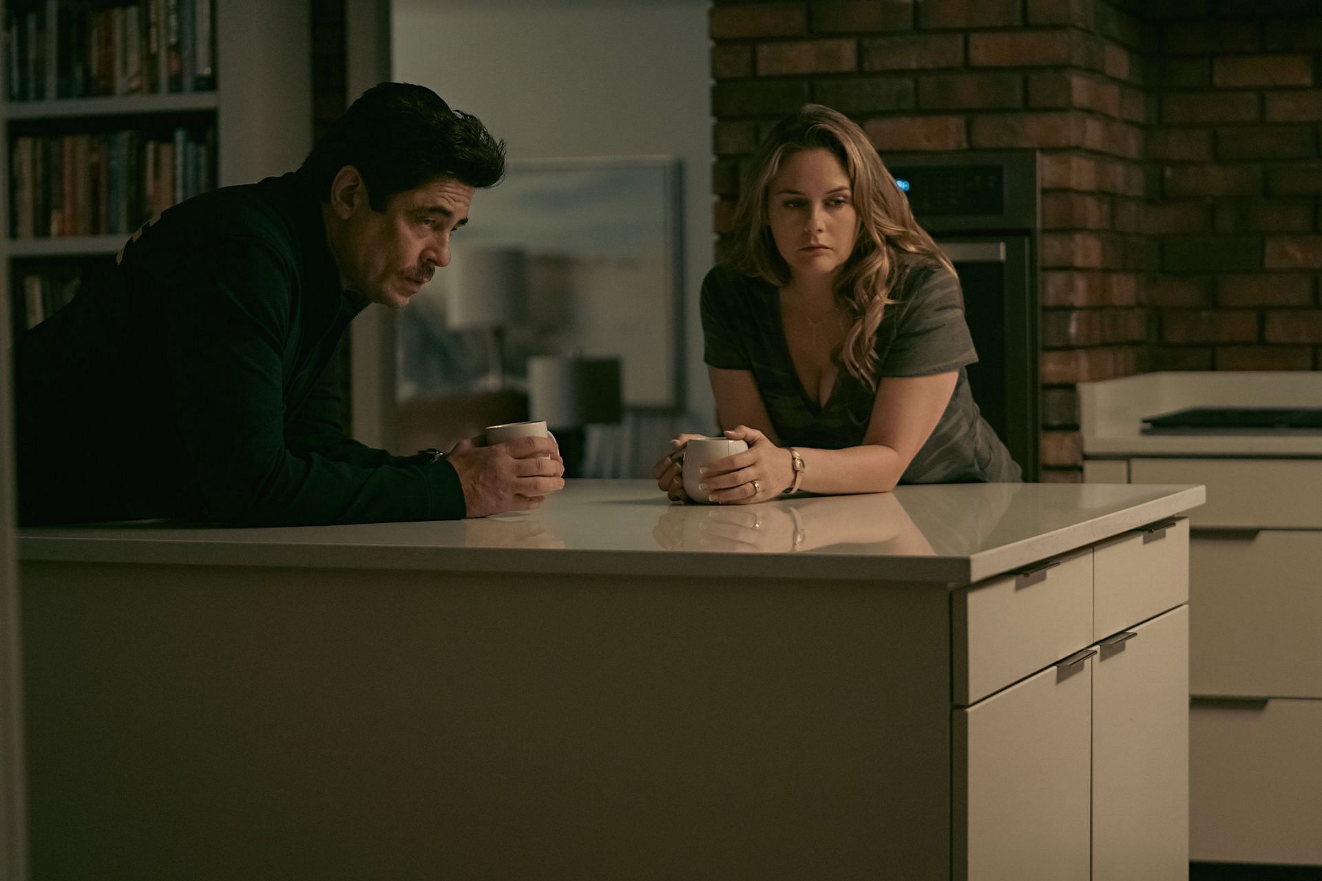 Benicio Del Toro and Alicia Silverstone in Reptile (Image via Netflix)