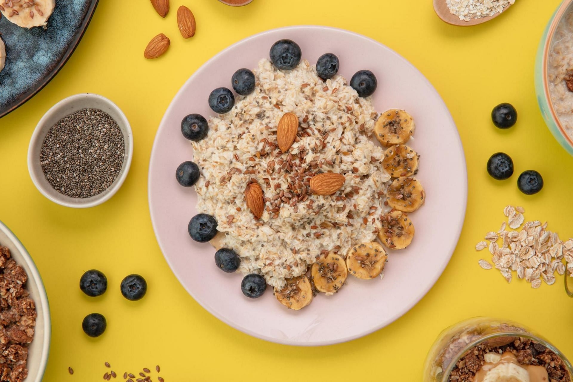 Oatmeal is a popular heart-healthy food (Image by stockking on Freepik)