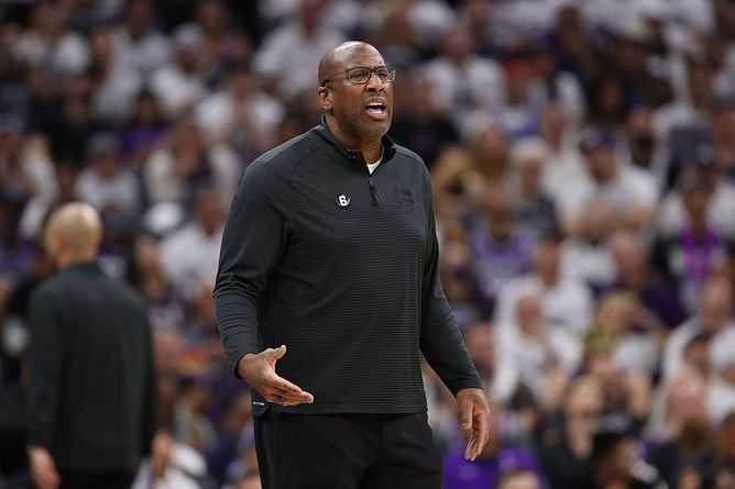 "Even with Steph’s 50": Mike Brown attributes Kings' loss to Kevon Looney's rebounding despite MVP-level showcase from Chef Curry