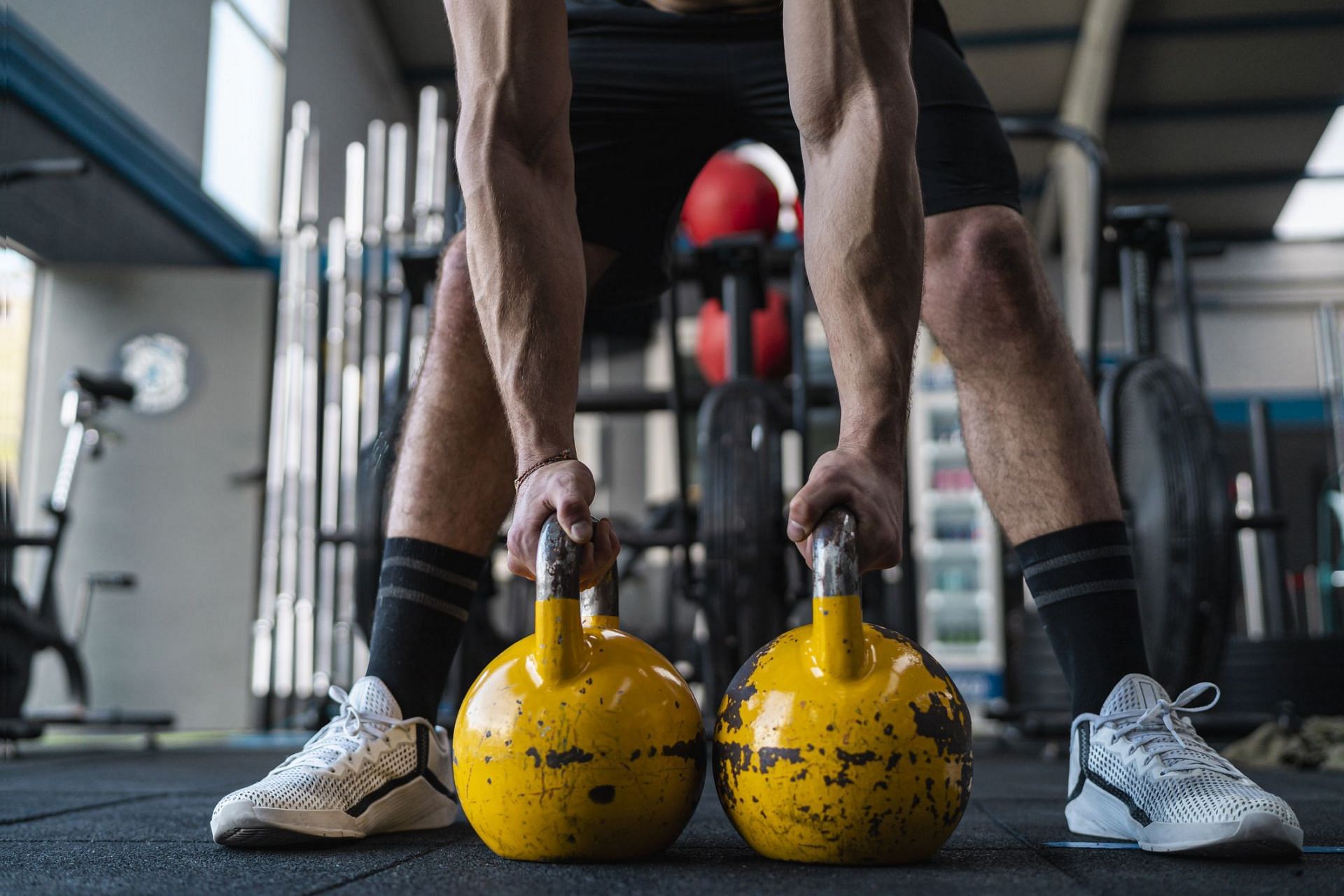 Kettlebell workout (Image via Getty Images/Westend61)